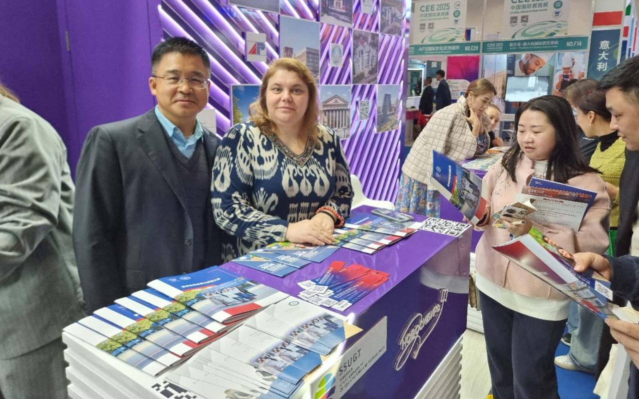 ФОТО к новости: И.о. ректора НГПУ Сергей Нелюбов принимает участие в работе международной образовательной выставки в КНР