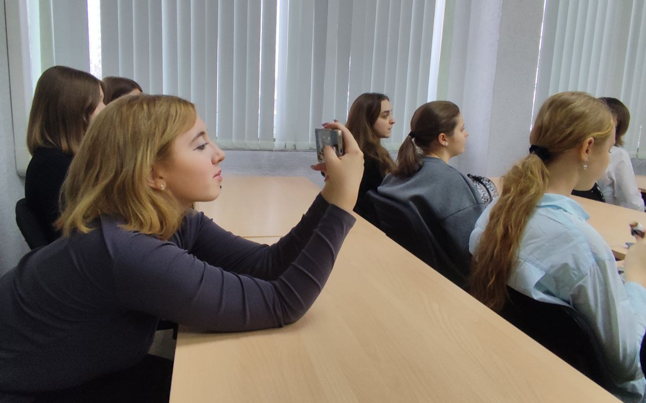 ФОТО к новости: В ИФиМ НГПУ прошла встреча со школьниками медиаклассов Новосибирска