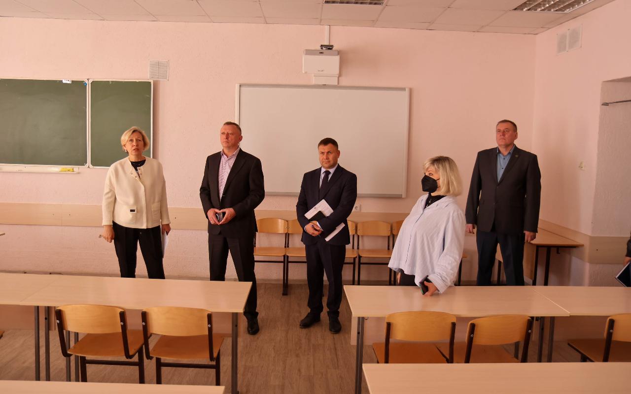 ФОТО к новости: В школе каждый день не похож на предыдущий: и. о. ректора НГПУ Сергей Нелюбов пообщался с будущими историками