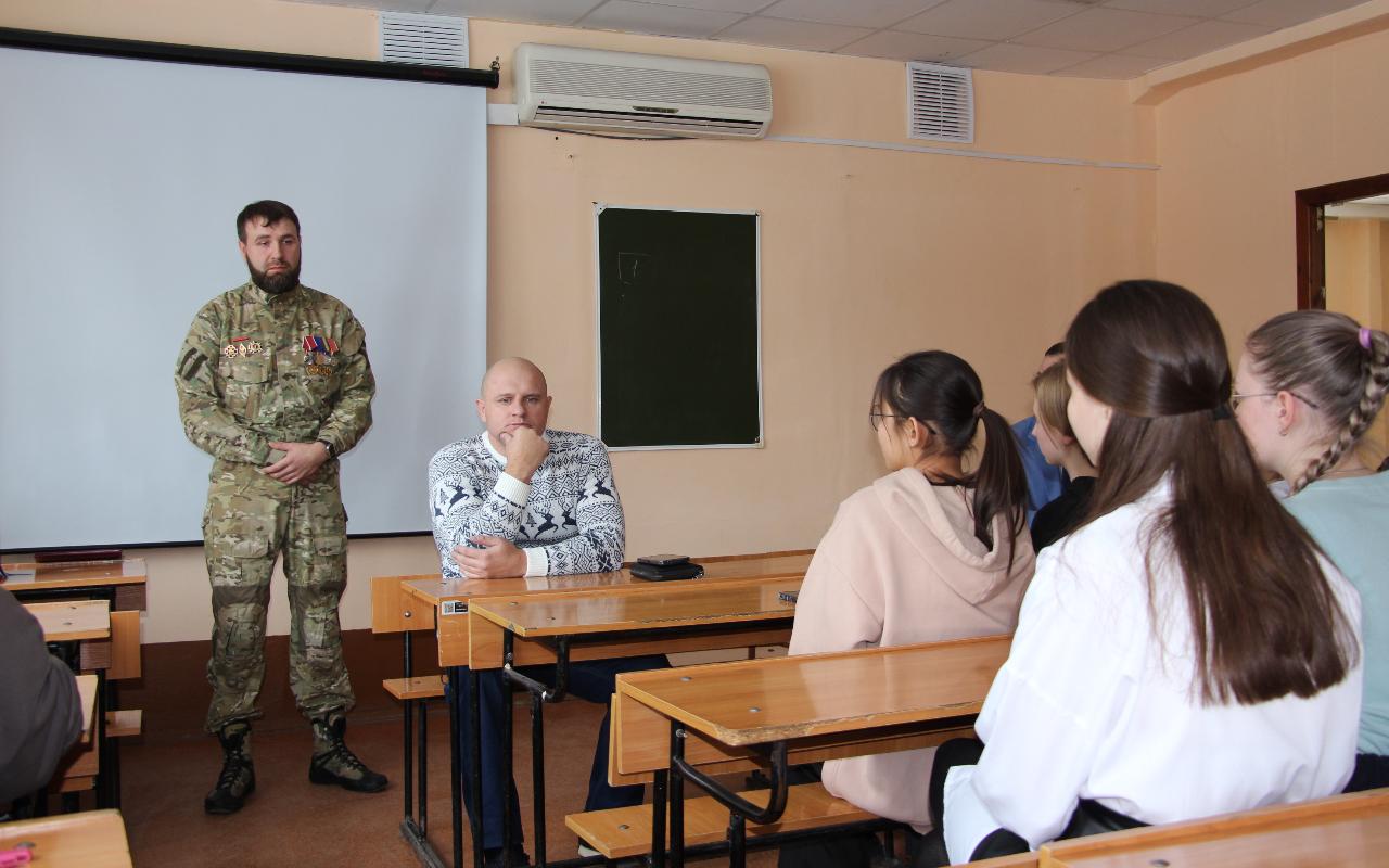 ФОТО к новости: Герои среди нас: как прошел кураторский час на факультете физической культуры НГПУ