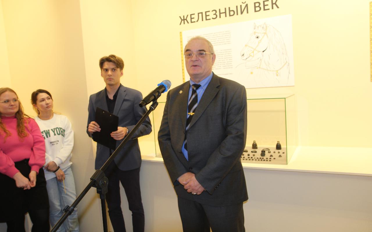 ФОТО к новости: Следы минувших эпох: в Новосибирском краеведческом музее открылась выставка археологических находок, сделанных сотрудниками и студентами НГПУ