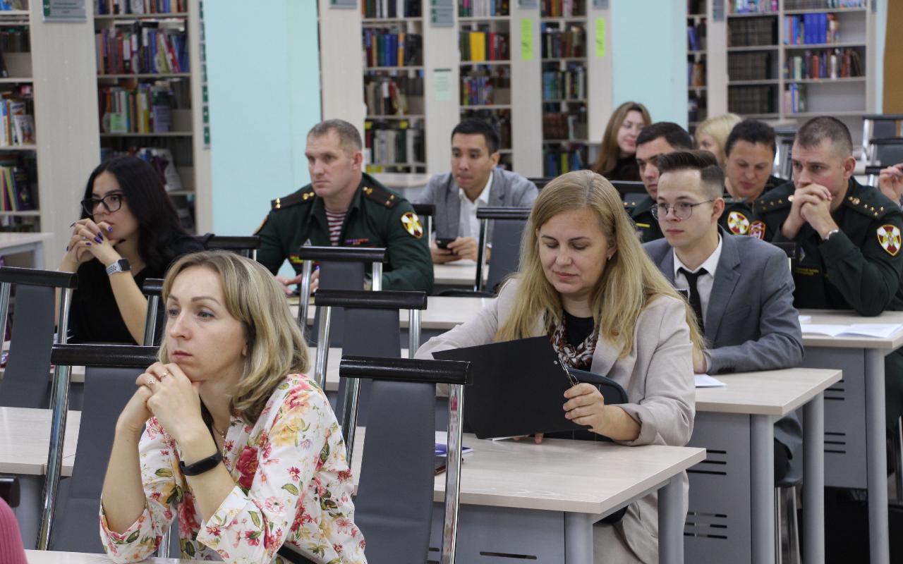 ФОТО к новости: Понимать общество, в котором живёшь: в НГПУ обсудили проблемы языковой и социокультурной  адаптации детей несовершеннолетних иностранных граждан в российских школах