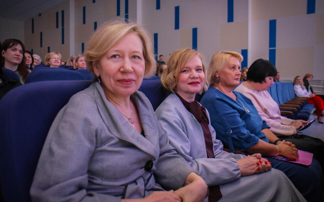 ФОТО к новости: «Для милых дам…»: в НГПУ прошёл праздничный концерт к Международному женскому дню