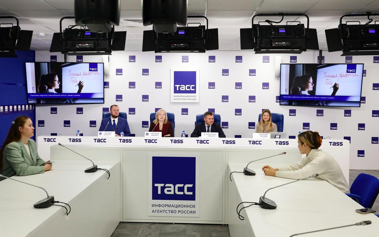 ФОТО к новости: В Новосибирской области разрабатывается новая мера поддержки для молодых учителей математики и естественно-научных предметов