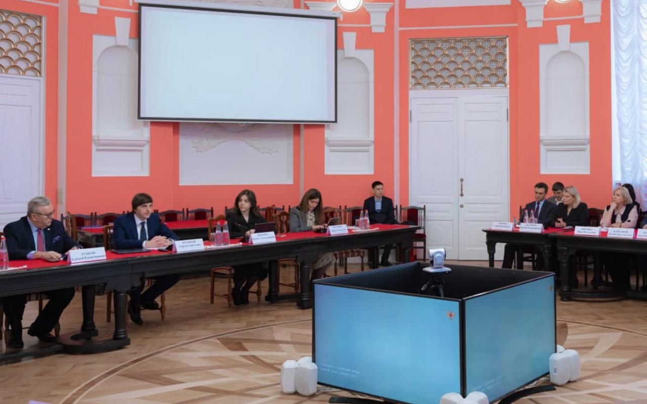 ФОТО к новости: Министр просвещения РФ вручил ведомственные награды руководителям региональных органов власти в сфере образования