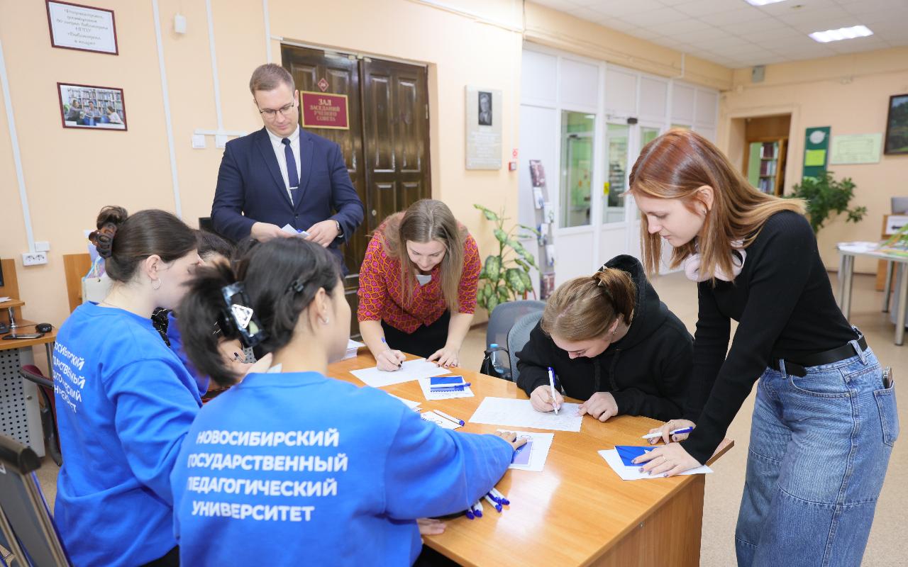 ФОТО к новости: Понимать общество, в котором живёшь: в НГПУ обсудили проблемы языковой и социокультурной  адаптации детей несовершеннолетних иностранных граждан в российских школах
