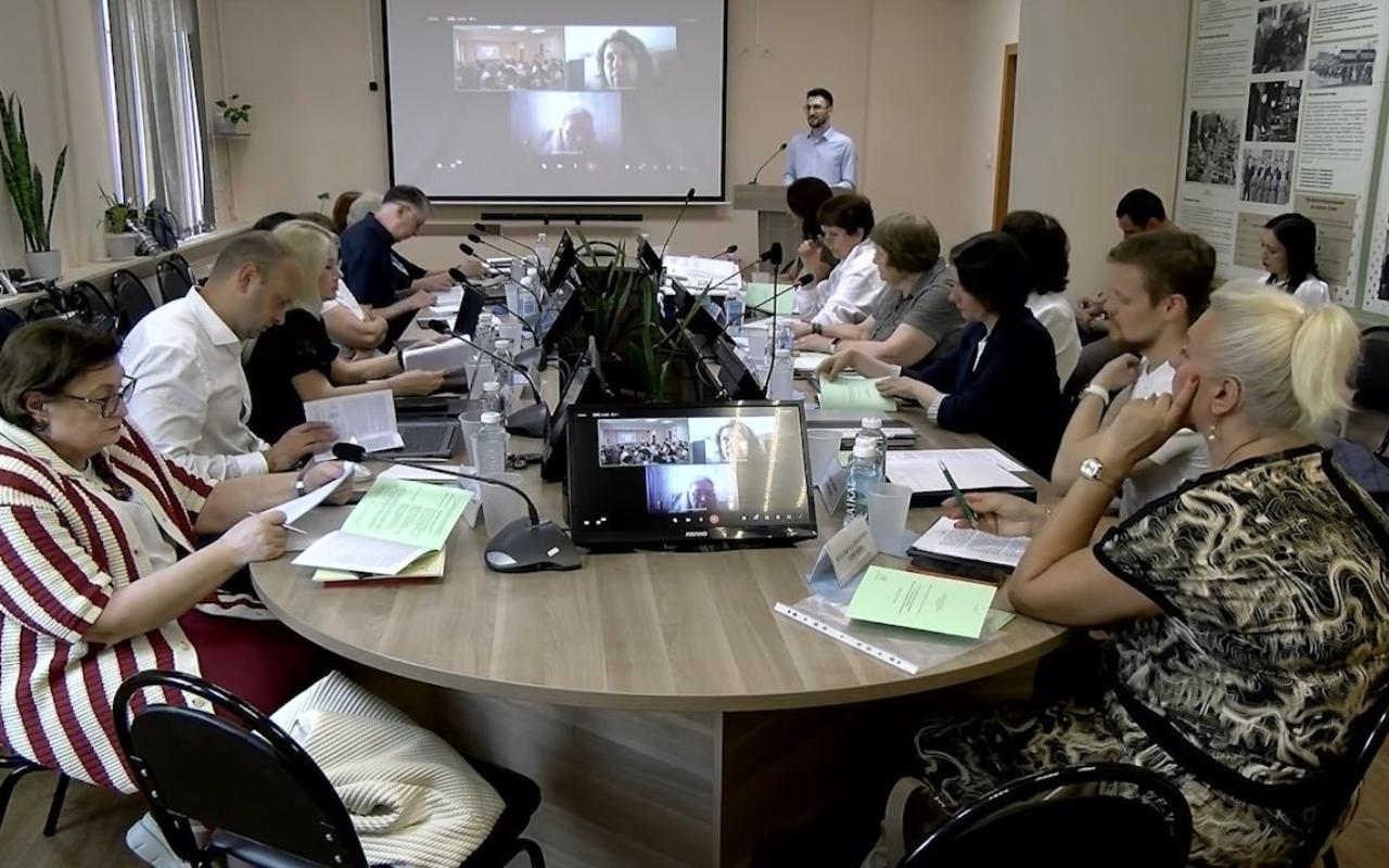 ФОТО к новости: Преподаватель кафедры геометрии и методики обучения математике НГПУ успешно защитил кандидатскую диссертацию