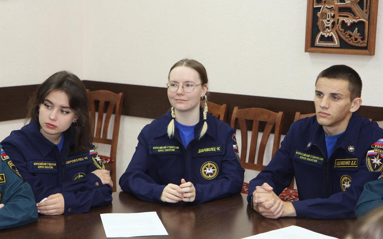 ФОТО к новости: Спасать людей по зову сердца: и.о. ректора НГПУ встретился с представителями отряда «SALUS»