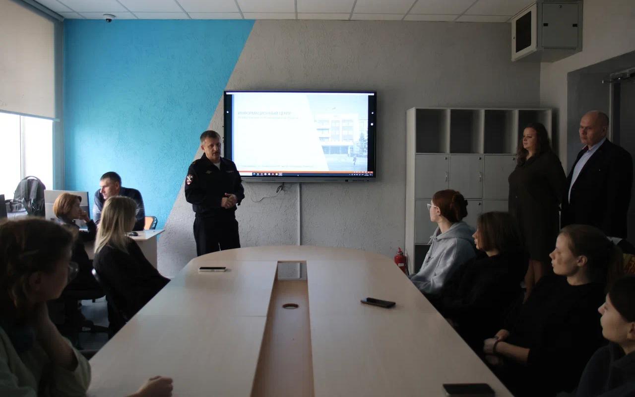 ФОТО к новости: Студенты НГПУ познакомились с работой Информационного центра ГУ МВД 