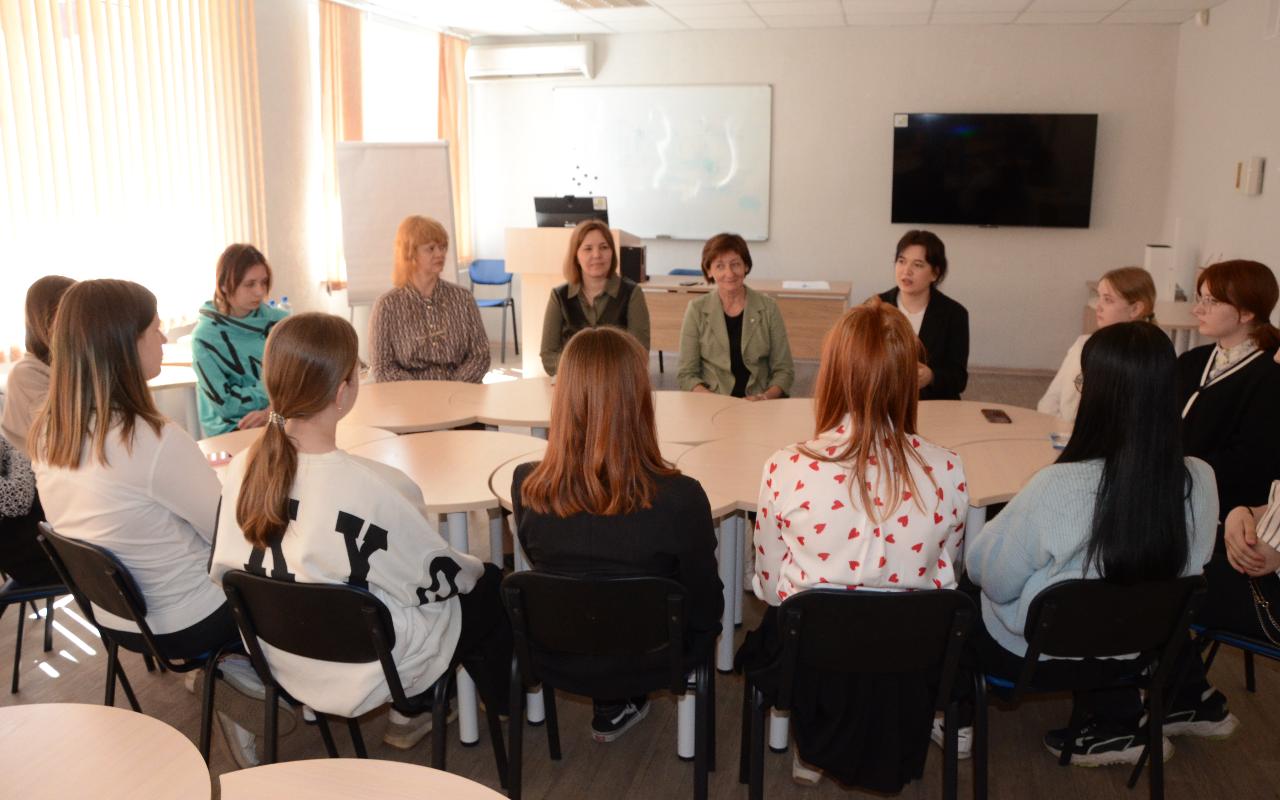 ФОТО к новости: Первое знакомство с НГПУ: лицеисты из педагогического класса погружаются в вузовскую жизнь