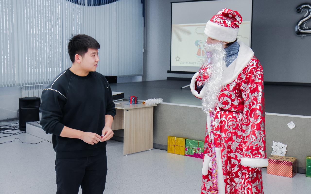 ФОТО к новости: Новый год без границ: как иностранные студенты ИФиМ НГПУ знакомились с русскими традициями