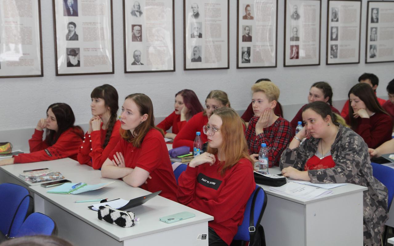 ФОТО к новости: Остановись, мгновение: второкурсников ИЕСЭН научили проводить фотосессии в детских лагерях 