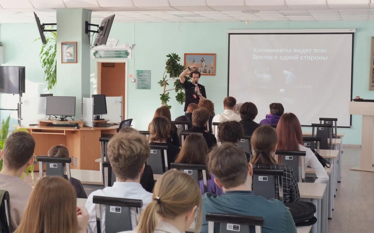 ФОТО к новости: «Чем меньше мифов, тем лучше качество жизни»: в НГПУ рассеяли заблуждения о космосе 