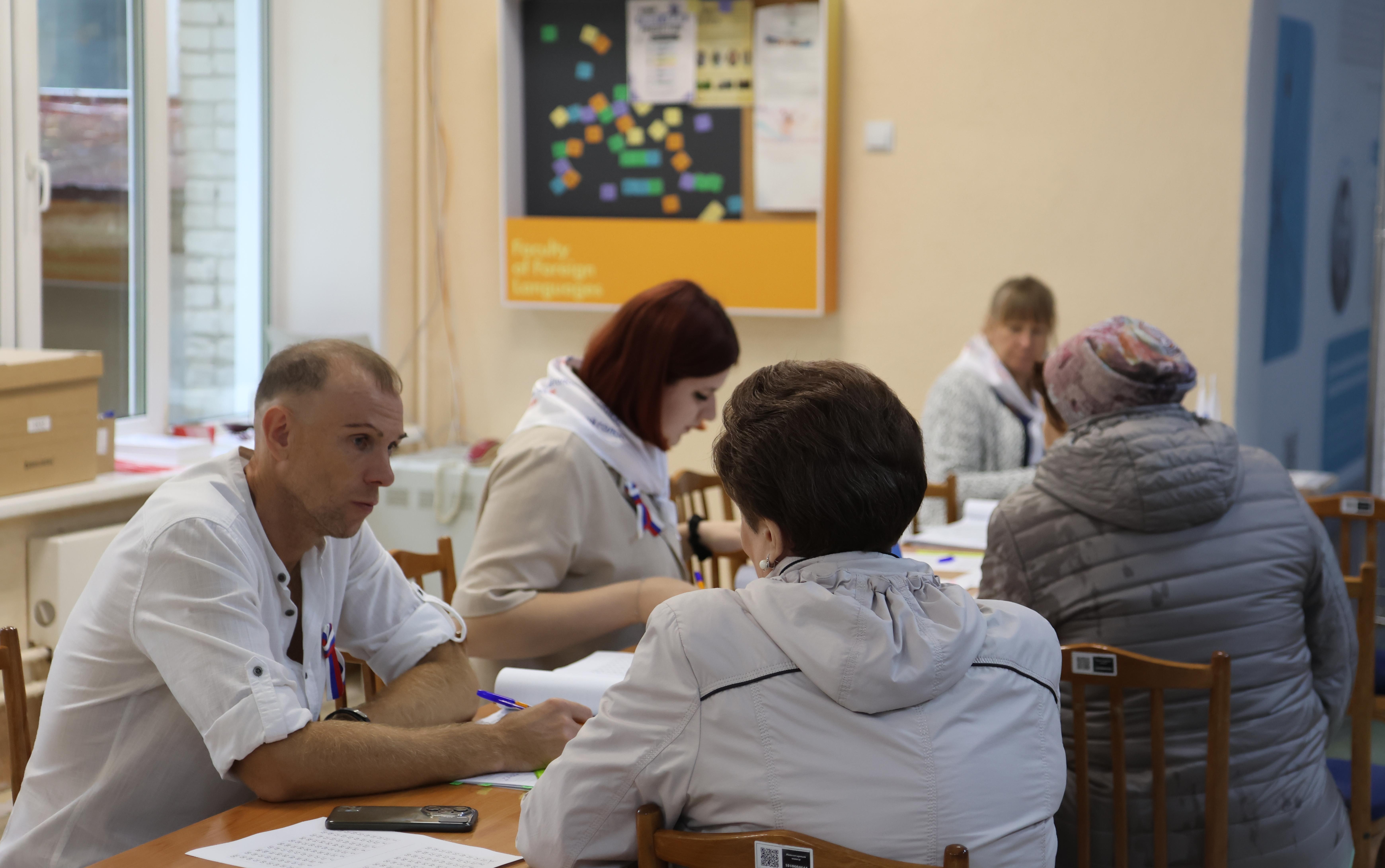 ФОТО к новости: Ректор НГПУ Сергей Александрович Нелюбов проголосовал через систему ДЭГ