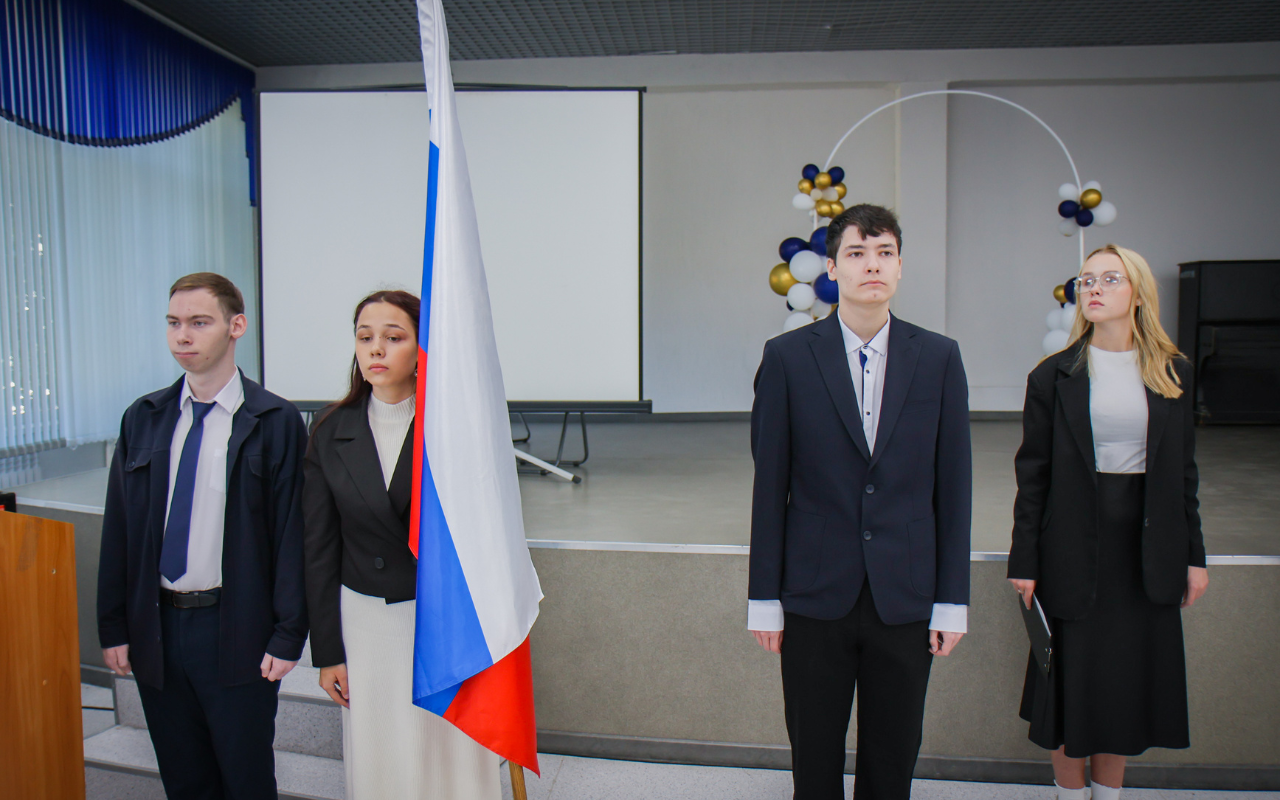 ФОТО к новости: Под флагом России: студенты-журналисты НГПУ продолжают традицию