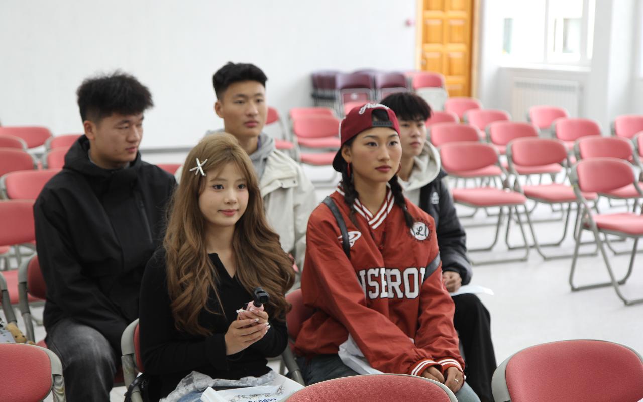 ФОТО к новости: В НГПУ для знакомства с самбо приехали студенты из Китая 