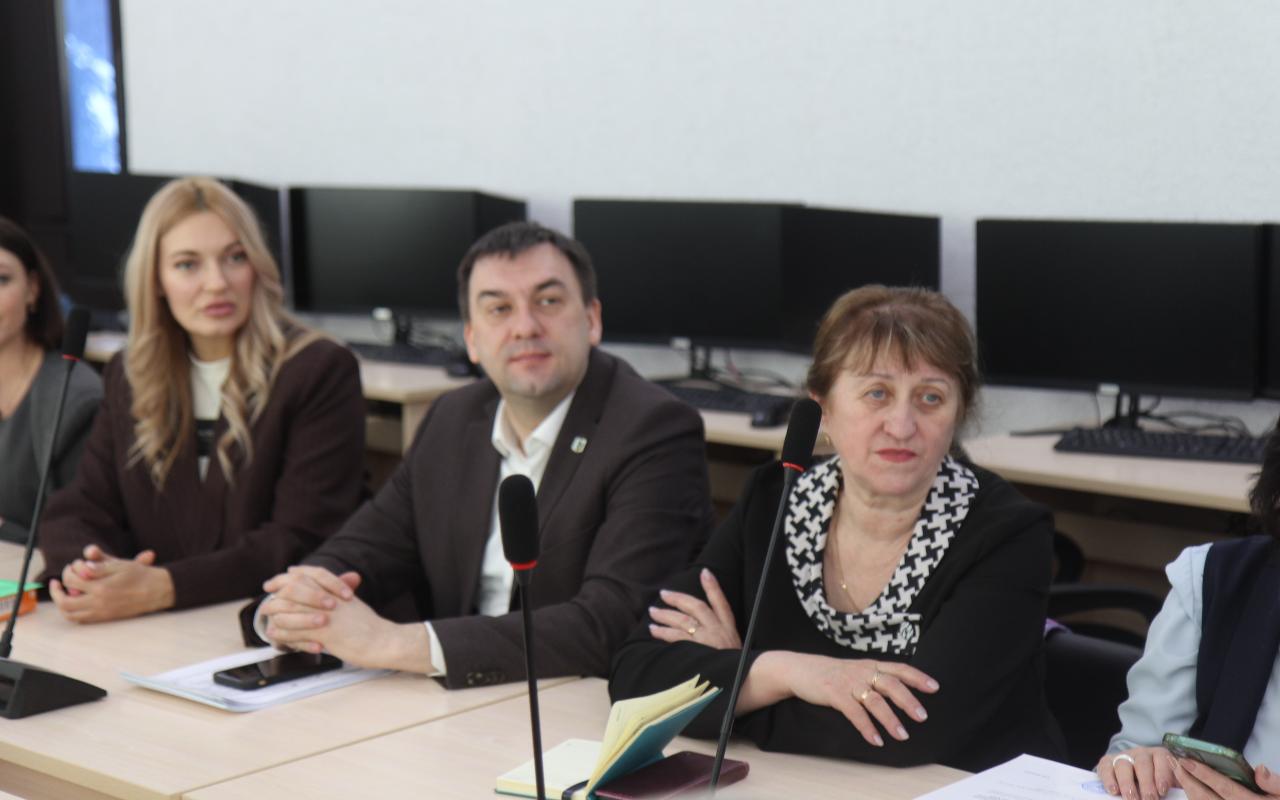 ФОТО к новости: Руководители 12 образовательных учреждений получили в НГПУ сертификаты базовых площадок по апробации и внедрению результатов исследований по темам Минпросвещения России  в 2026 году.