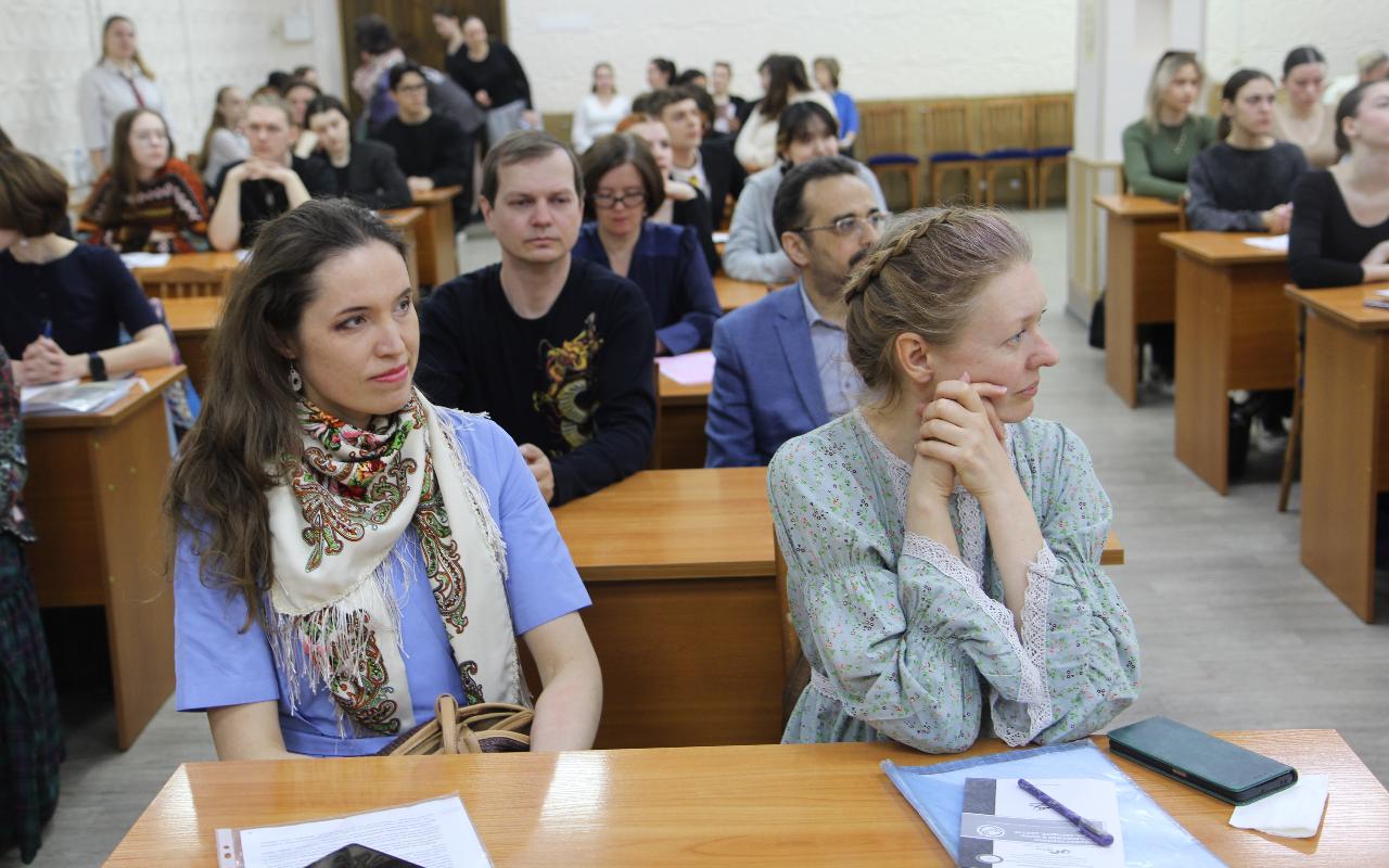 ФОТО к новости: Наука или искусство: в НГПУ обсудили сегодняшний день художественного образования 