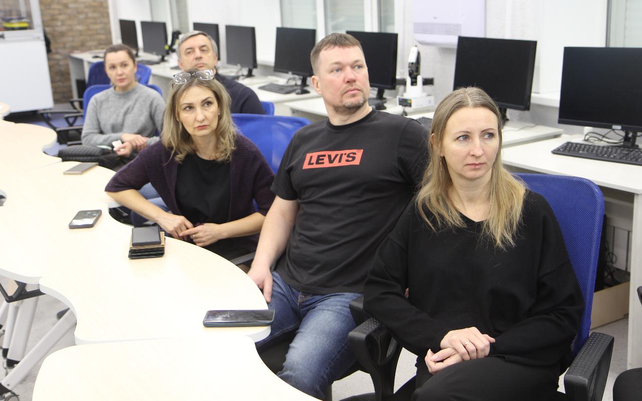 ФОТО к новости: Траектория будущих педагогов: в НГПУ состоялась встреча с родителями учеников психолого-педагогических классов МАОУ СОШ № 220