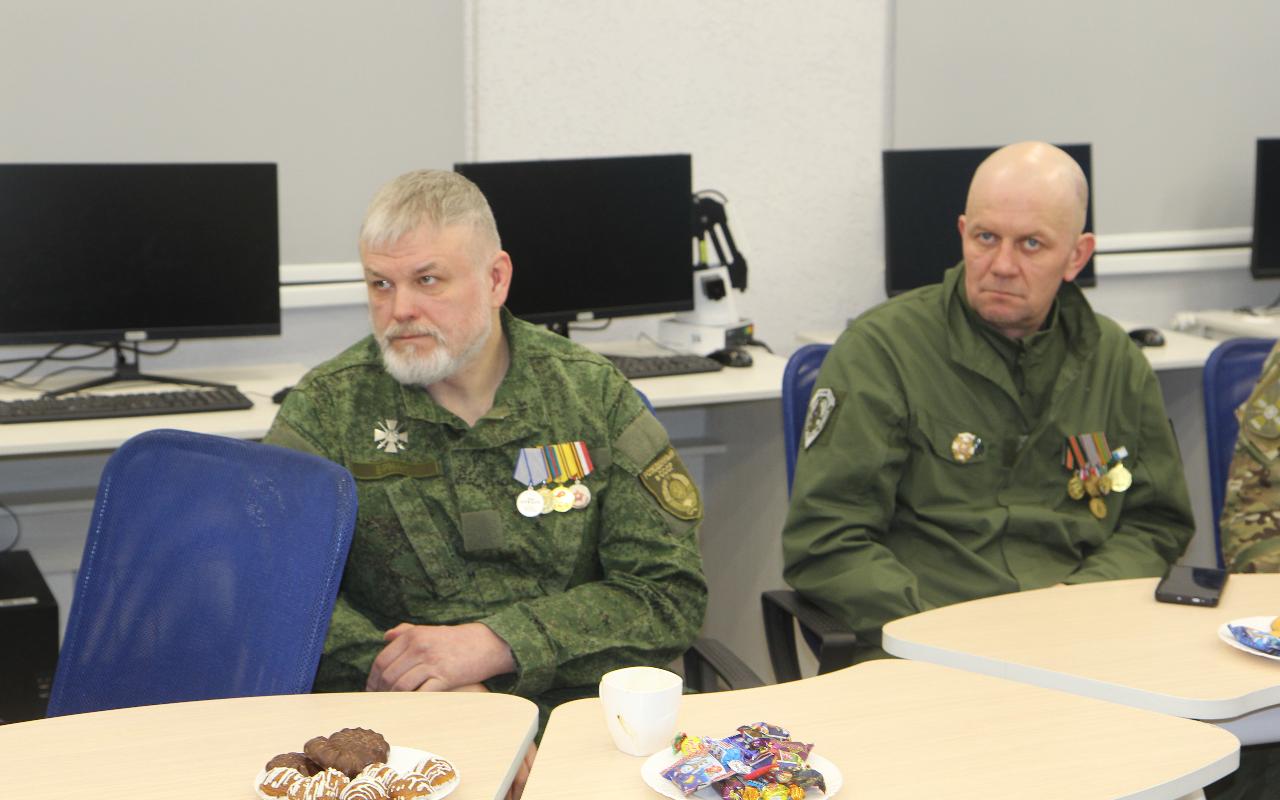 ФОТО к новости: С передовой – в студенты, а затем в педагоги: ректор НГПУ провел встречу с ветеранами СВО