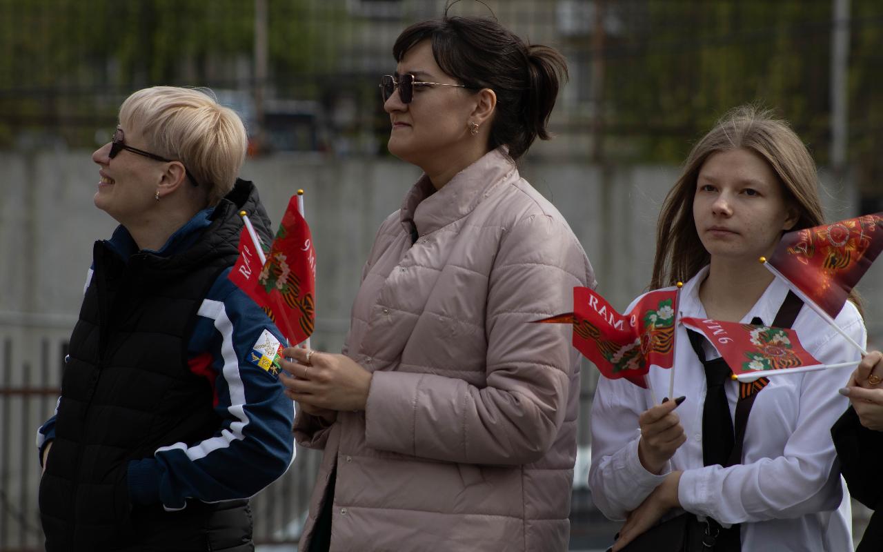 ФОТО к новости: «Наша задача — не только помнить, но и передавать»: студенты НГПУ присоединились к акции «Двор поёт „Катюшу“» 