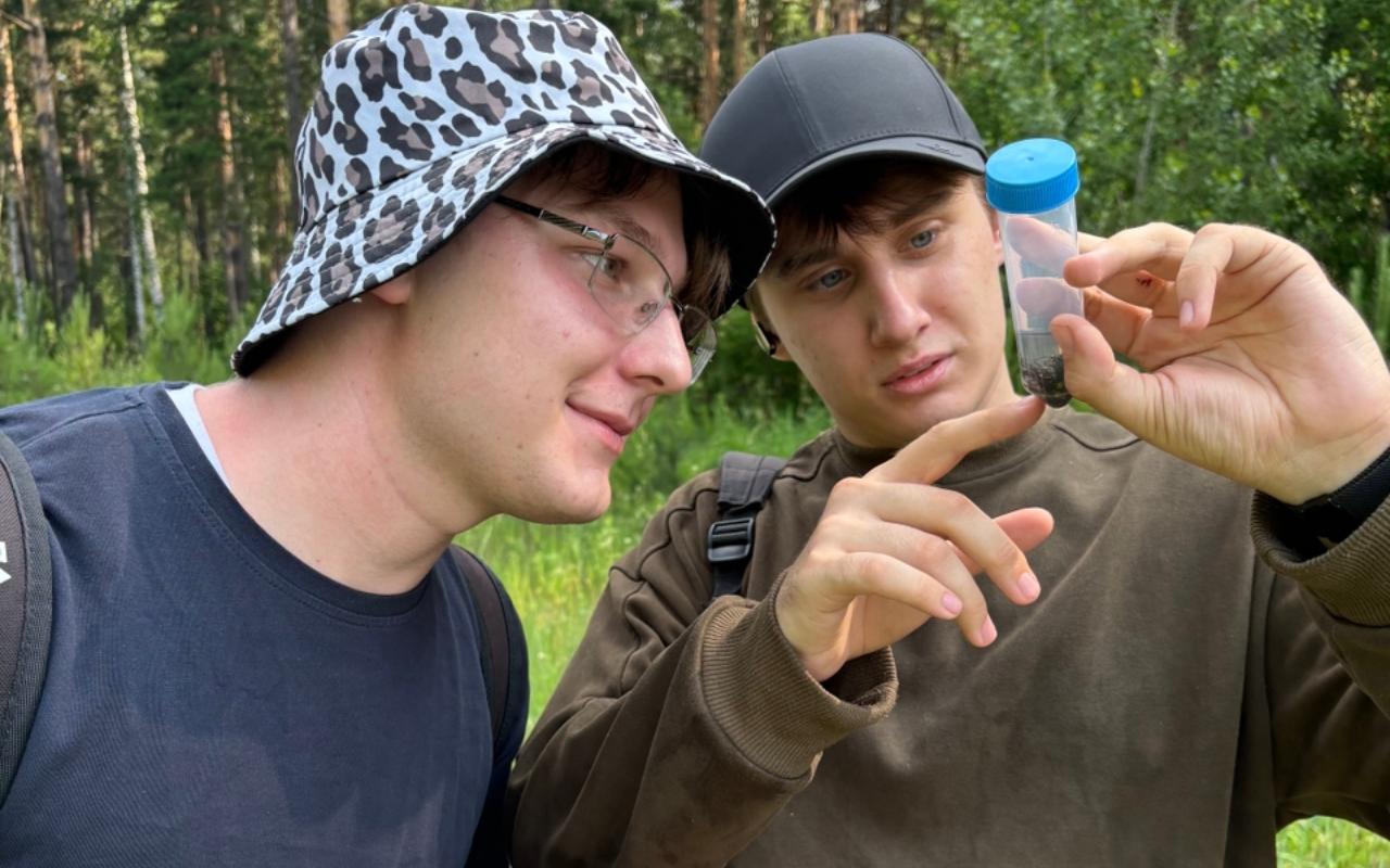 ФОТО к новости: Более 800 насекомых собрали студенты НГПУ во время полевой практики