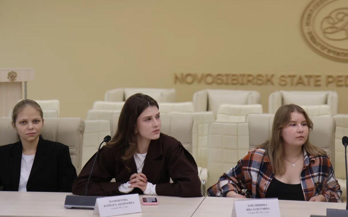 ФОТО к новости: «Очень важна обратная связь»: ректор НГПУ встретился со студентами