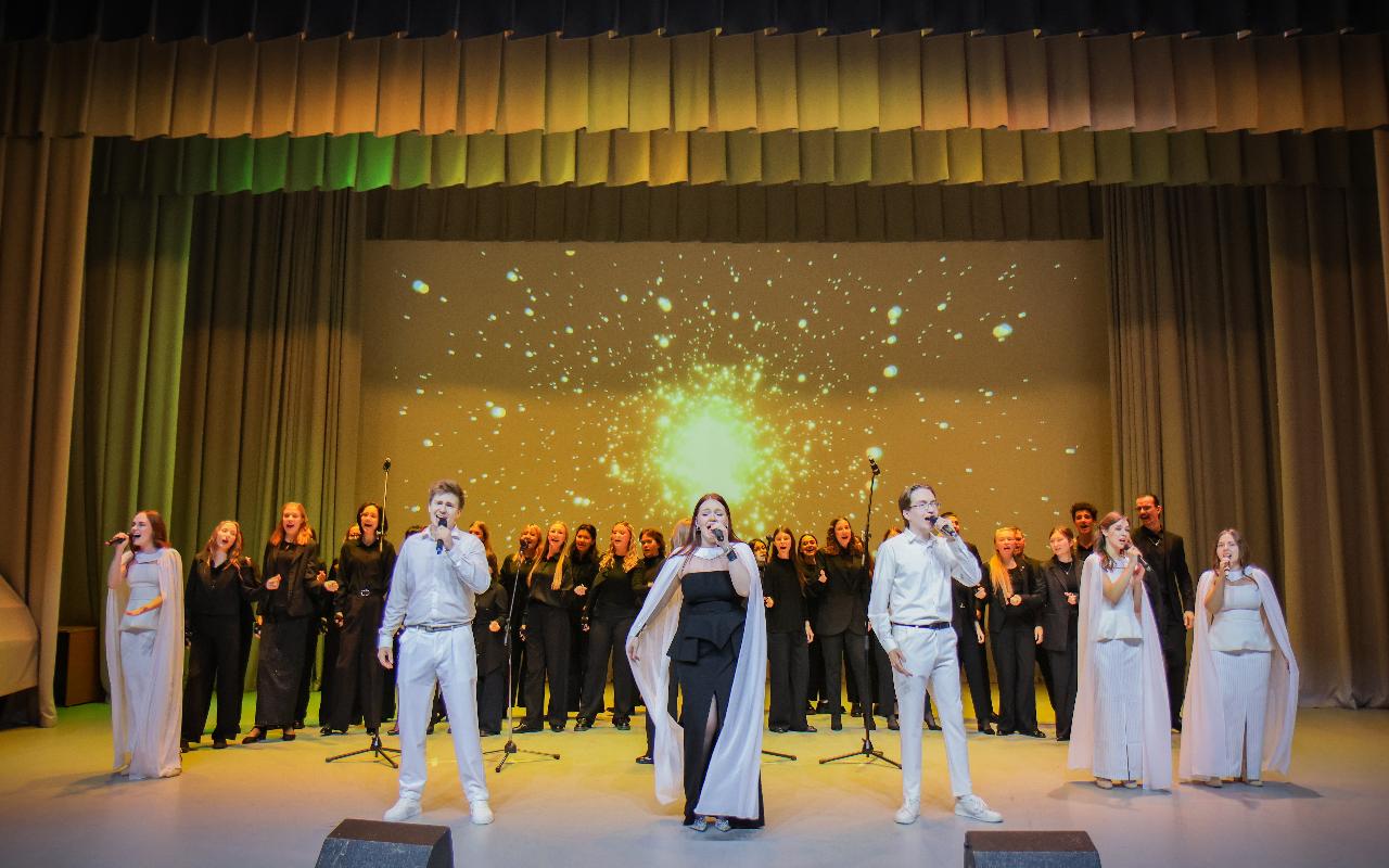 ФОТО к новости: Награды за профессионализм и подвижничество: в НГПУ прошел праздничный концерт к Дню Учителя