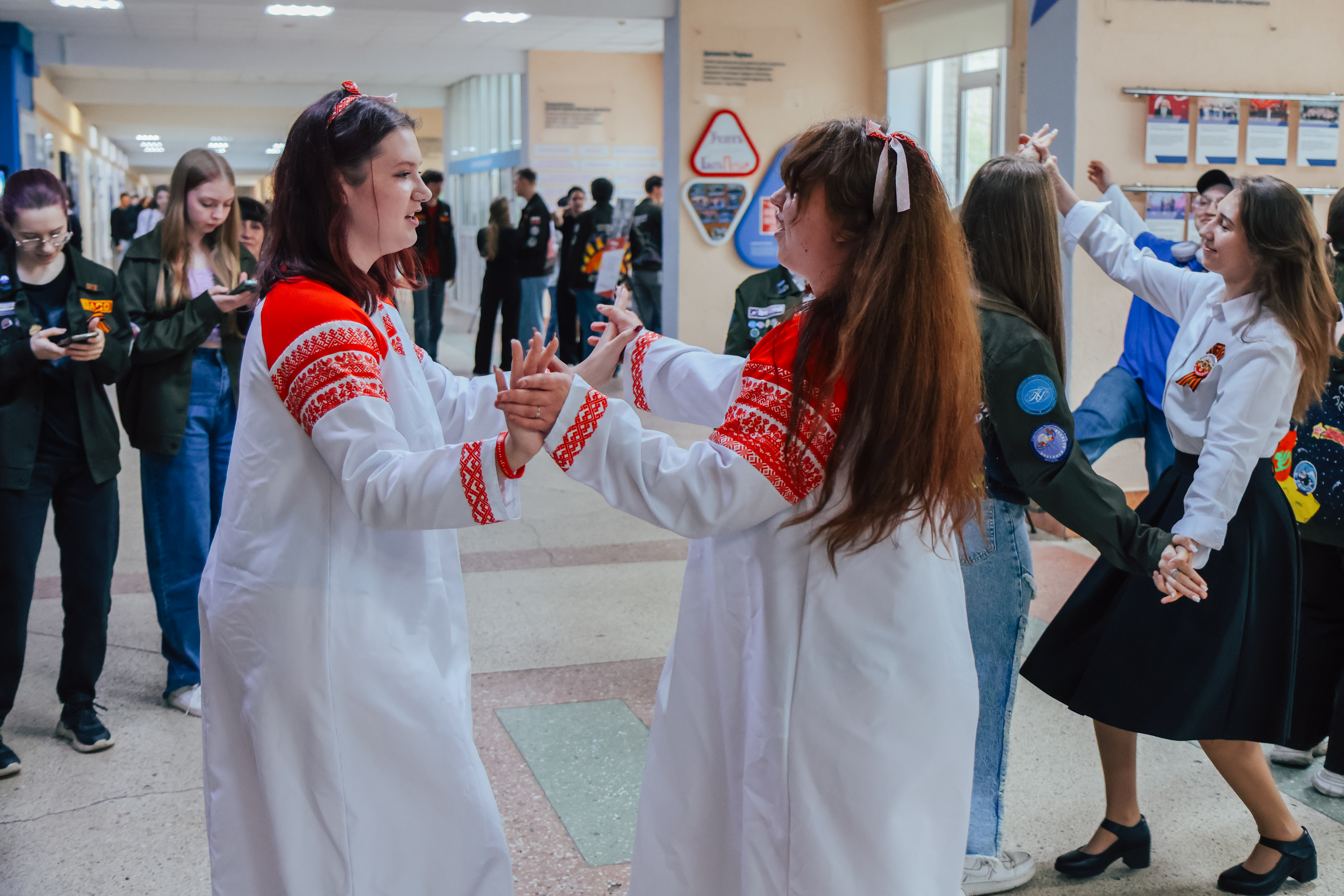 ФОТО к новости: В НГПУ прошла акция «Песня тоже воевала» и открылась выставка «ФотоСтихия: авторы Победы»