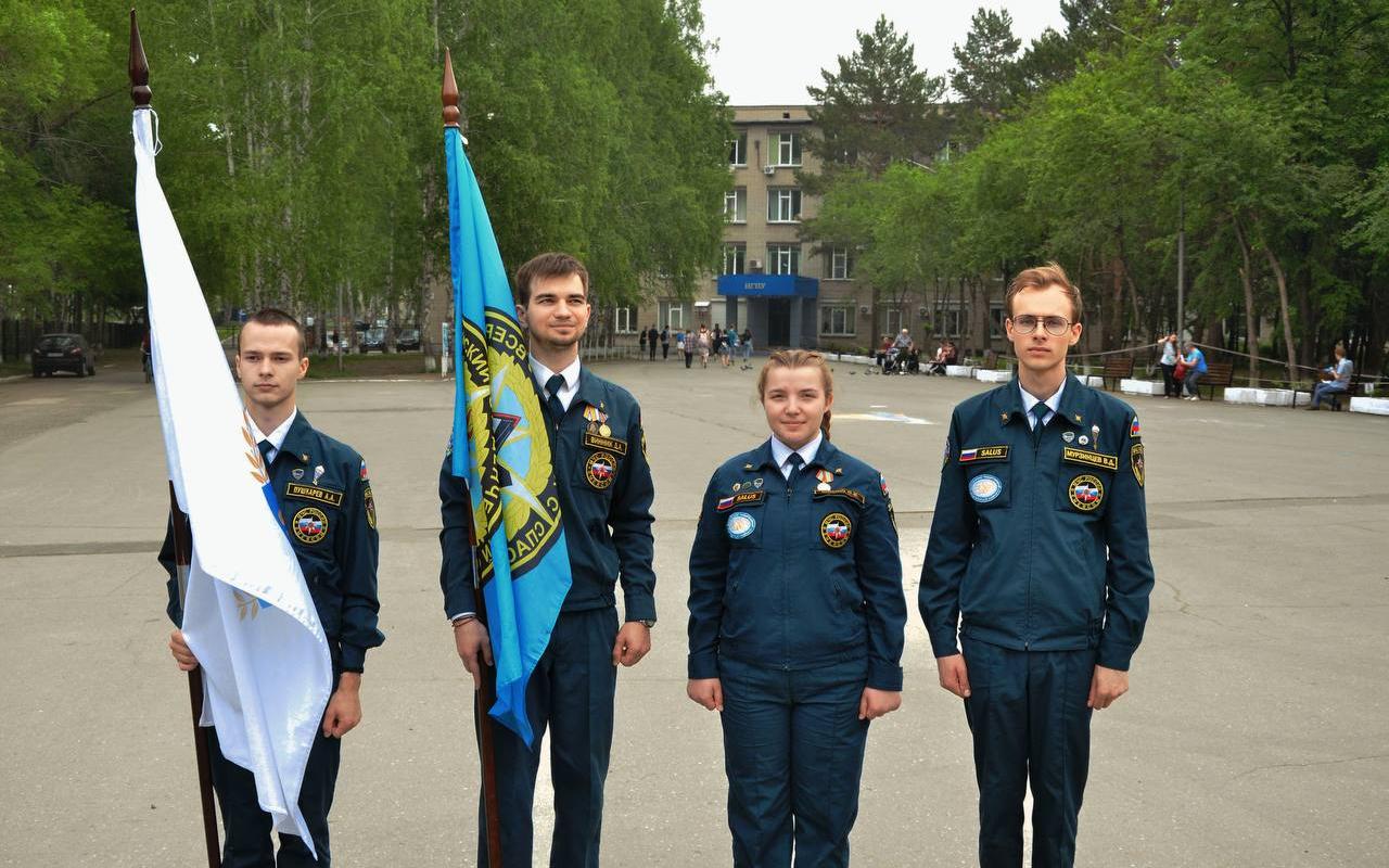 ФОТО к новости: Курсанты спасательного отряда НГПУ подняли государственный флаг в честь Дня России
