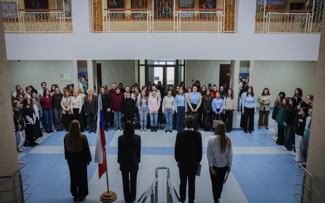 В НГПУ состоялась торжественная церемония поднятия Государственного флага Российской Федерации
