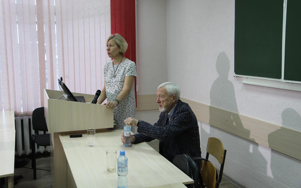 ФОТО к новости: Наскальные рисунки и «курганы с усами»: академик РАН рассказал студентам НГПУ о главных археологических находках сезона