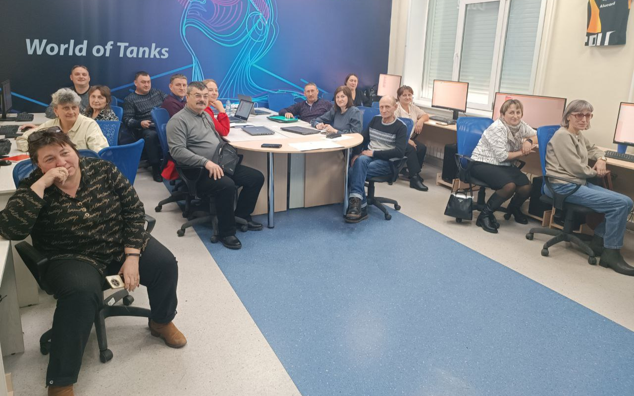 ФОТО к новости: В технопарке НГПУ завершились курсы по работе с беспилотниками для учителей технологии Коченевского района