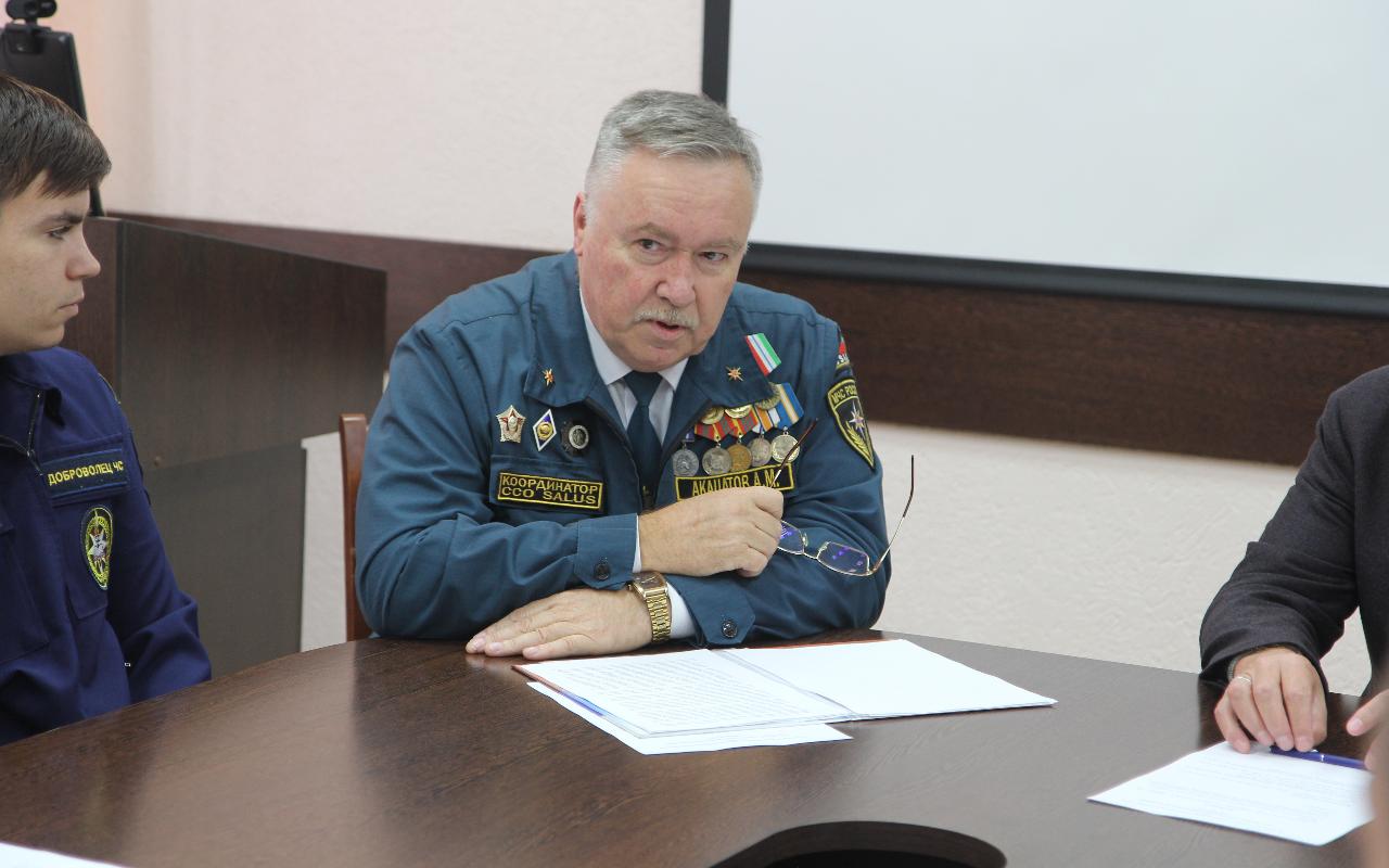 ФОТО к новости: Спасать людей по зову сердца: и.о. ректора НГПУ встретился с представителями отряда «SALUS»