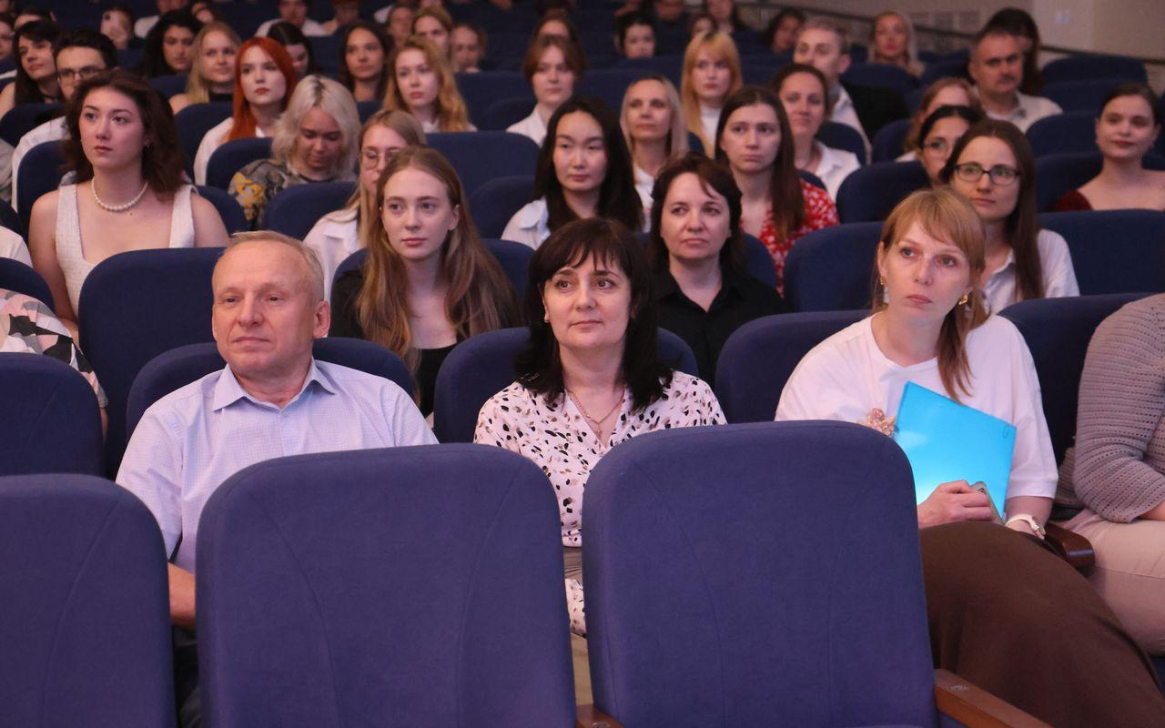 ФОТО к новости: Каждый третий выпускник-2026 закончил НГПУ с отличием