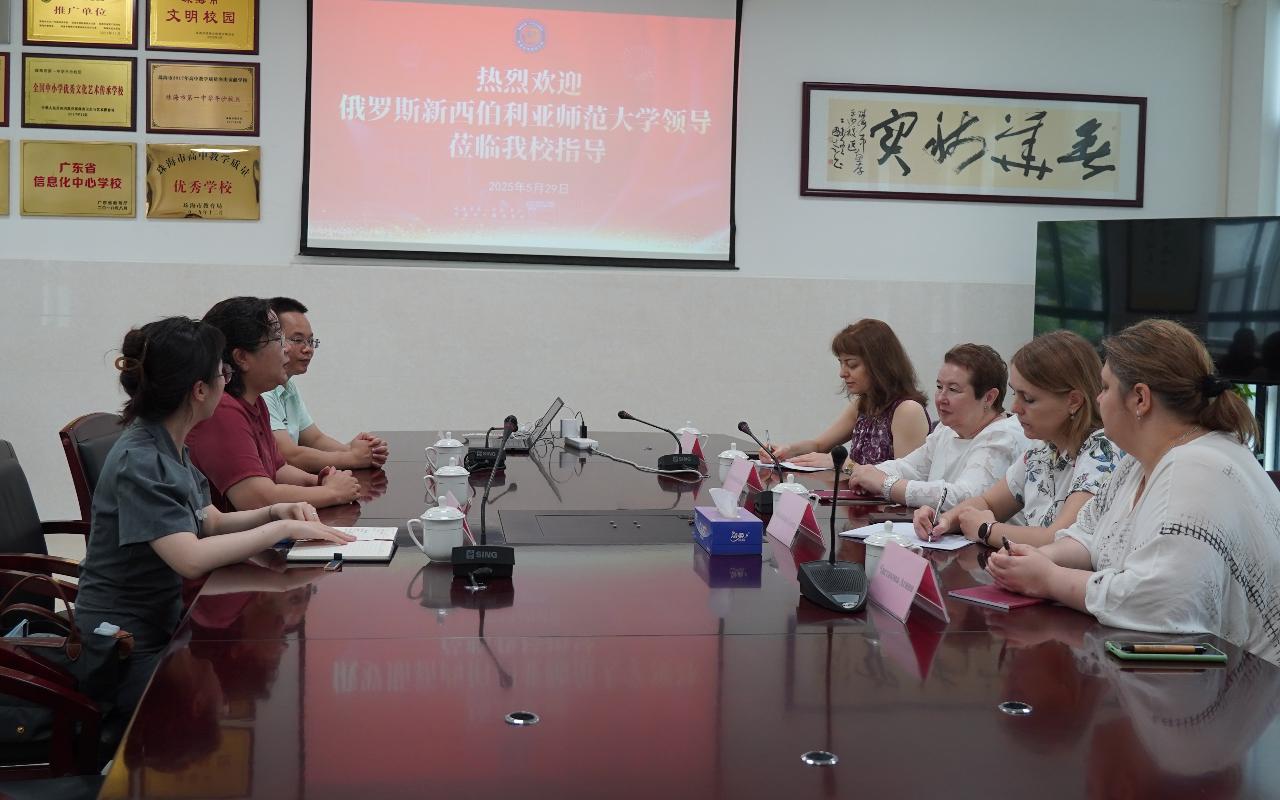 ФОТО к новости: Поддержка будущих поступающих: делегация НГПУ посетила школу иностранных языков в Китае в преддверии гаокао