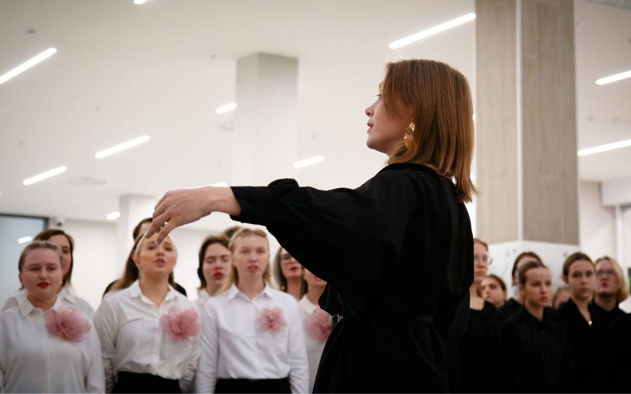 ФОТО к новости: Музыка, которая объединяет: хор ИКиМП НГПУ стал участником масштабного хорового фестиваля