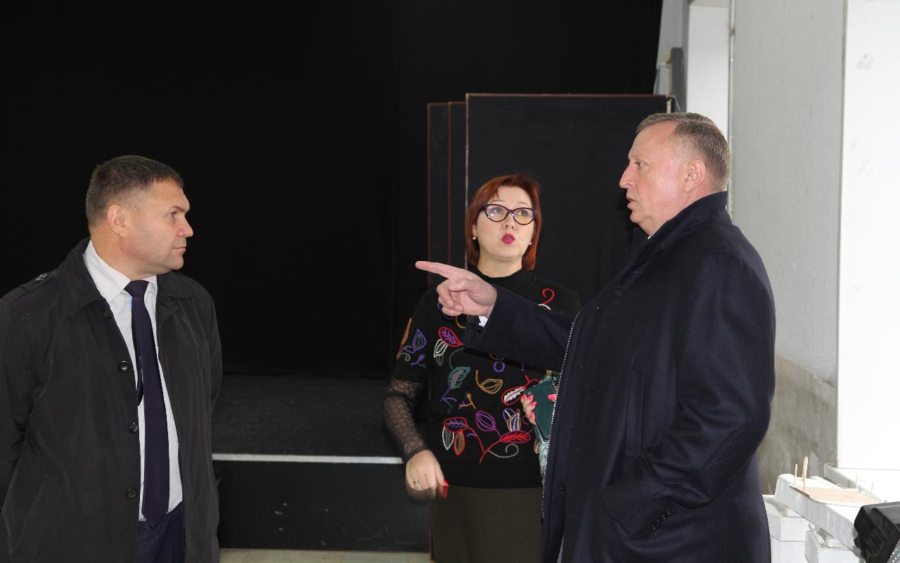 ФОТО к новости: Территория творческих возможностей: и.о. ректора Сергей Нелюбов познакомился с работой ИКиМП НГПУ