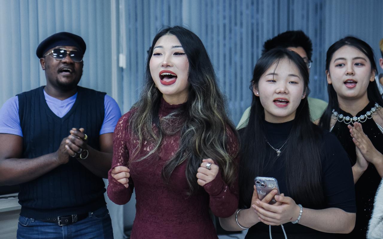 ФОТО к новости: Новый год без границ: как иностранные студенты ИФиМ НГПУ знакомились с русскими традициями