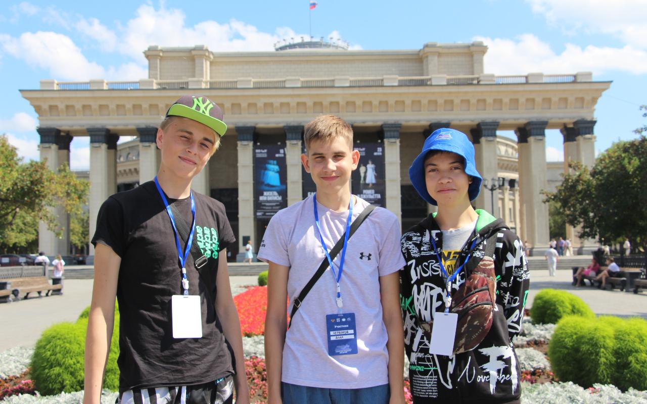 ФОТО к новости: Путешествие по улицам Новосибирска для детей из ЛНР
