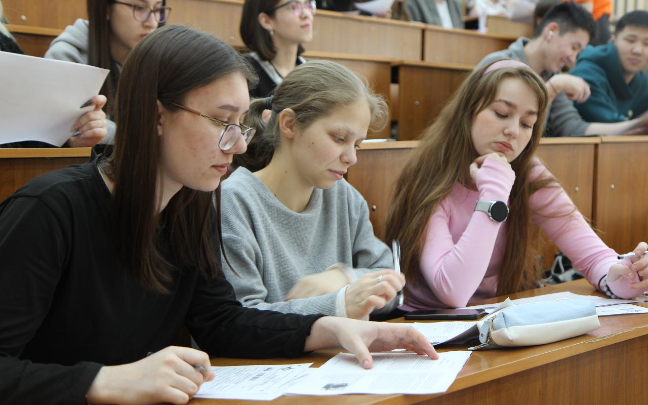 ФОТО к новости: О фронте, тыле и культуре: студенты НГПУ написали Диктант Победы