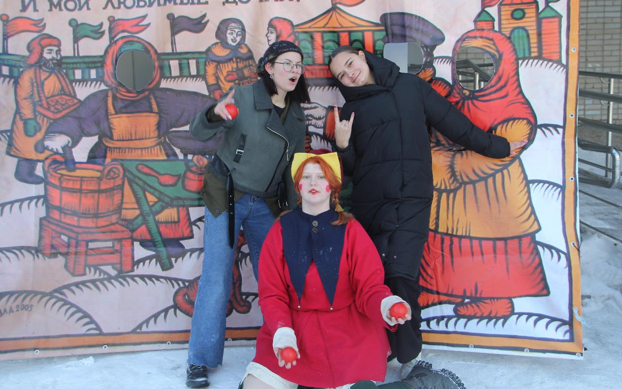 ФОТО к новости: Праздничный поезд и хороводы: в НГПУ встретили Масленицу