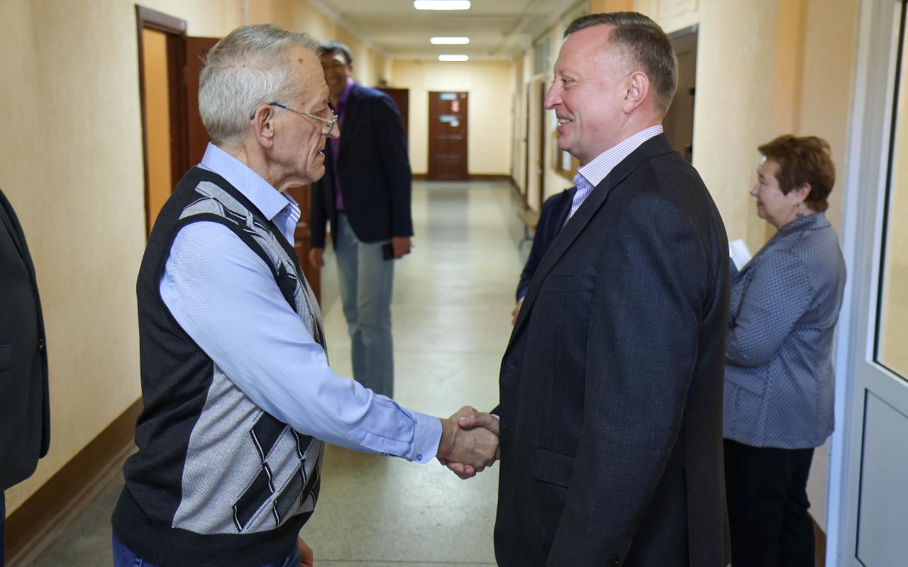 ФОТО к новости: В школе каждый день не похож на предыдущий: и. о. ректора НГПУ Сергей Нелюбов пообщался с будущими историками