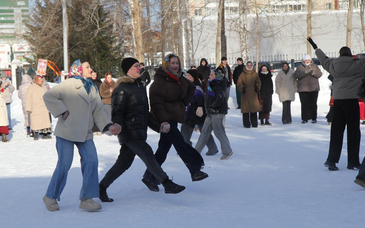 ФОТО к новости: Праздничный поезд и хороводы: в НГПУ встретили Масленицу
