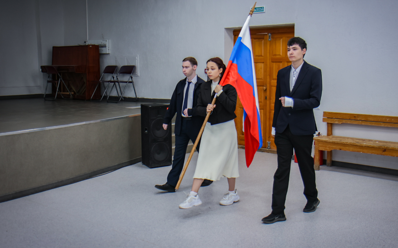 ФОТО к новости: Под флагом России: студенты-журналисты НГПУ продолжают традицию