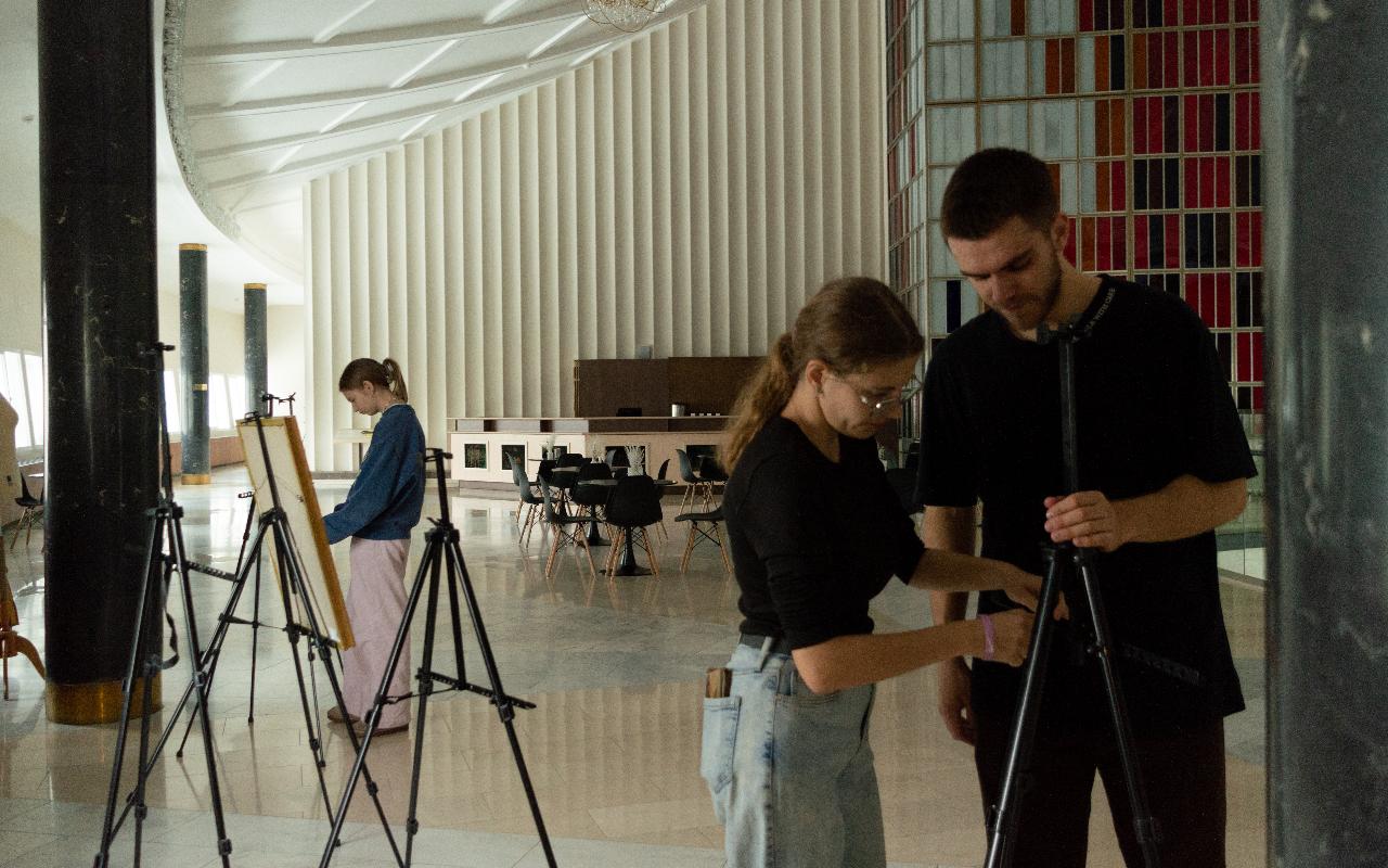 ФОТО к новости: Дневник ПедСибири: «Неслучайные образы». В театре «Глобус» открылась выставка творческих работ студентов и преподавателей НГПУ