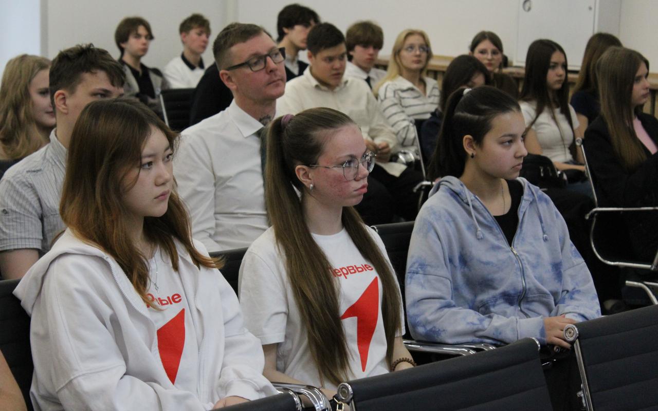 ФОТО к новости: Уроки истории должны быть выучены: преподаватели и студенты НГПУ рассказали, как противостоять враждебным нарративам и формировать собственные