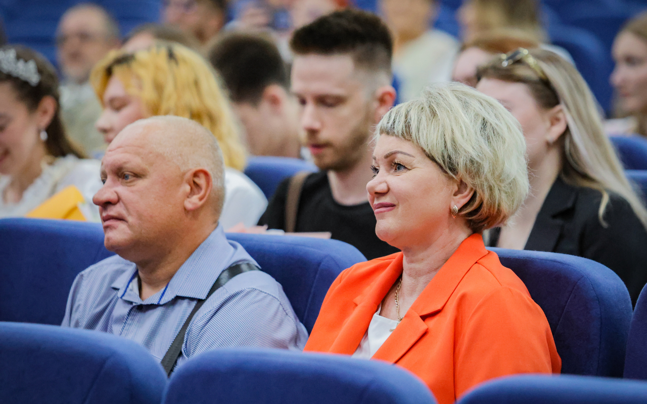 ФОТО к новости: «Слово — наша профессия»: в ИФиМ НГПУ вручили дипломы 167 бакалаврам и магистрам