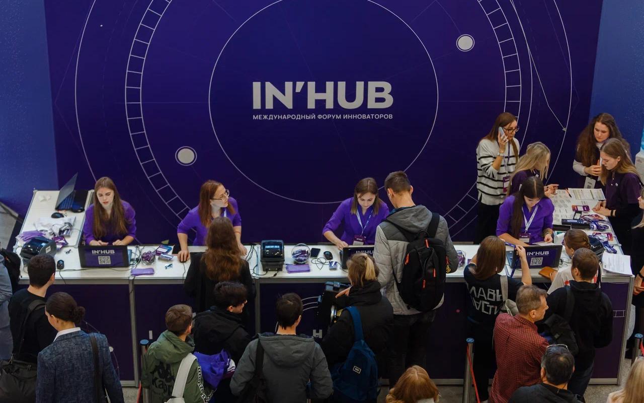 ФОТО к новости: Студенты НГПУ сопровождают работу Международного форума инноваторов «IN’HUB».