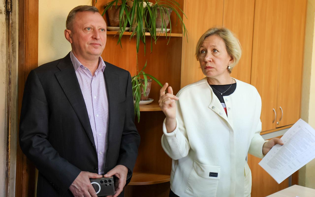 ФОТО к новости: В школе каждый день не похож на предыдущий: и. о. ректора НГПУ Сергей Нелюбов пообщался с будущими историками